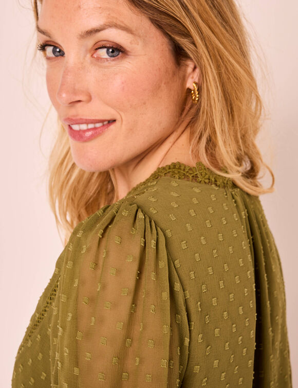 Chemisier voile plumetis, détails macramé (kaki) Chemisier voile plumetis, détails macramé (kaki)